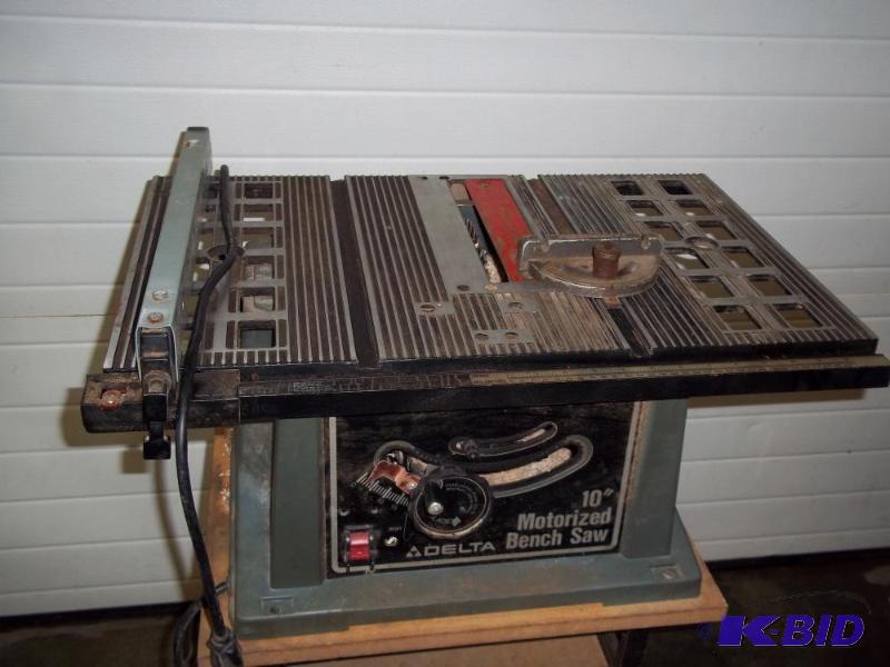 lot 25 image: Delta 10" bench table saw with stand, wo...