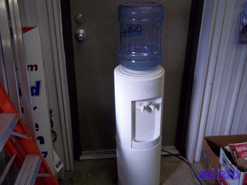 lot 26 image: Hot and Cold Water Cooler  Heater, bottle no...