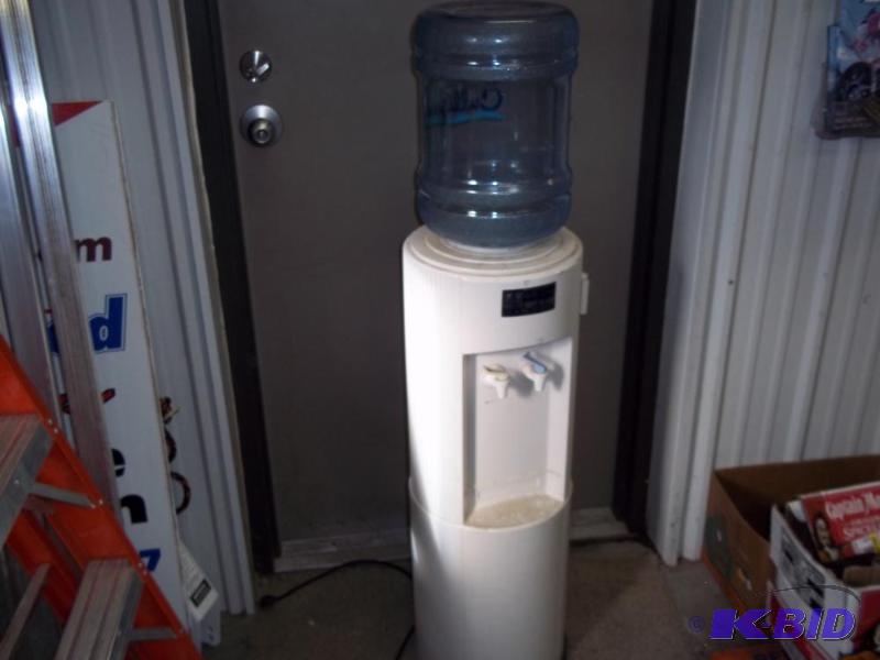 lot 27 image: Hot and Cold Water Cooler  Heater, bottle&nb...