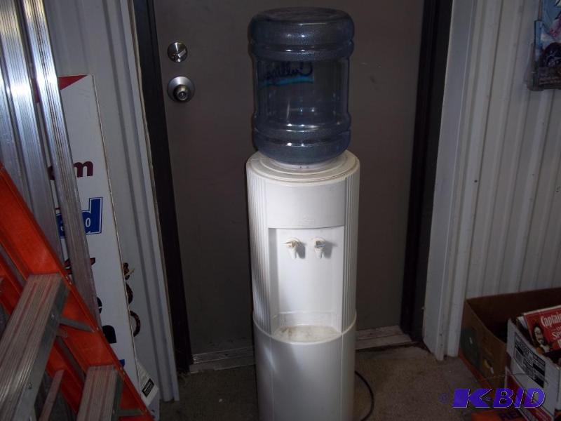 lot 28 image: Hot and Cold Water Cooler  Heater, bottle&nb...