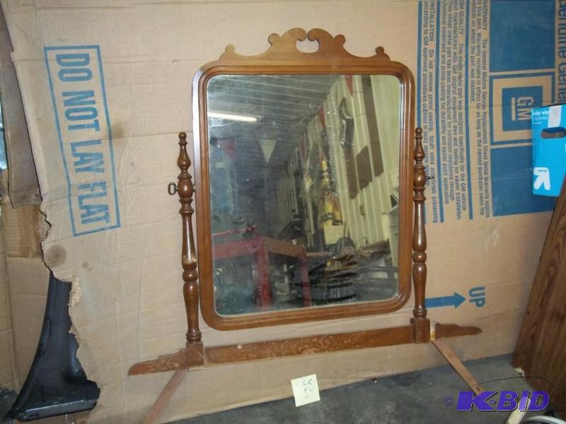 lot 33 image: Dresser mirror, rotating...
