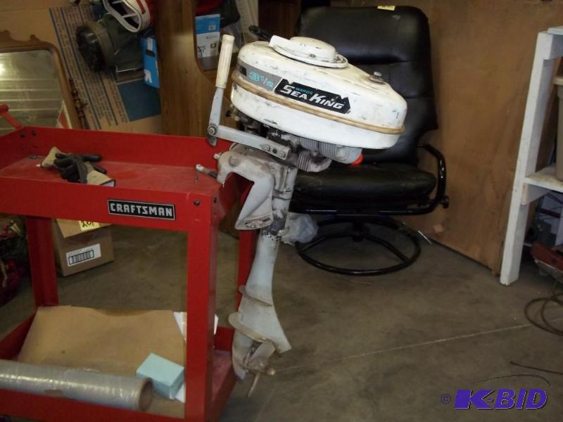 lot 4 image: 3.5 HP Sea King Boat motor has compression...