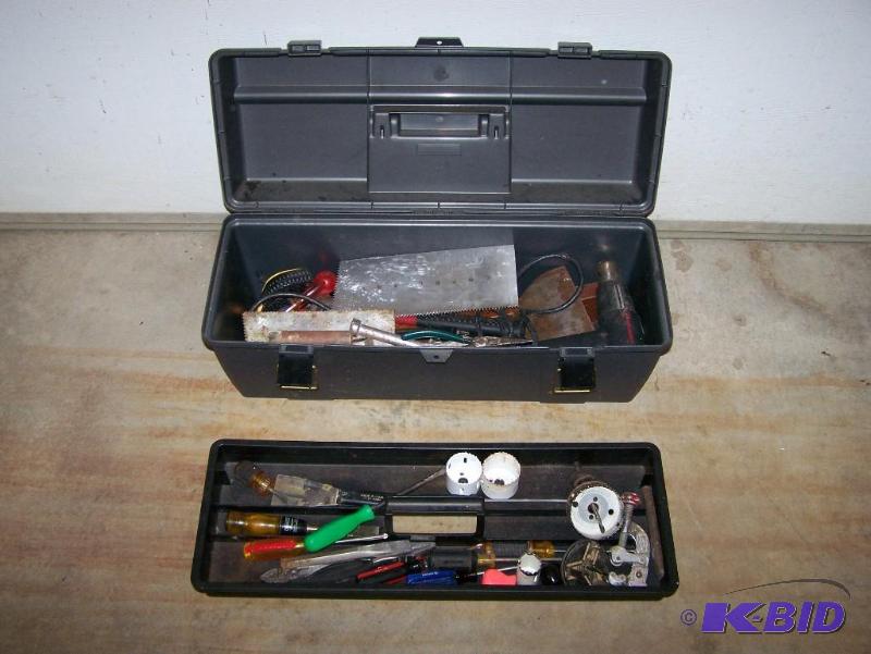 lot 32 image: 26 grey tool box full of tools