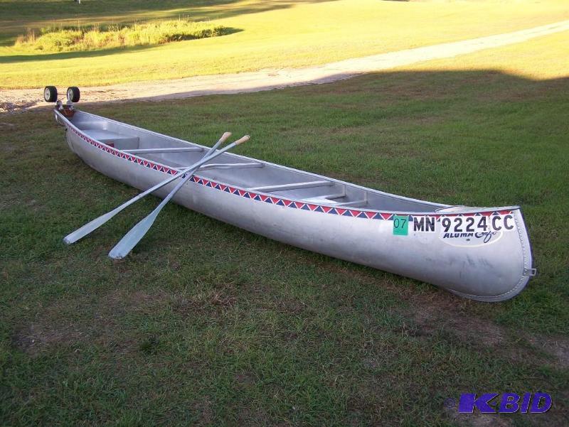lot 4 image: 1971 Aluma Craft 17 aluminum canoe