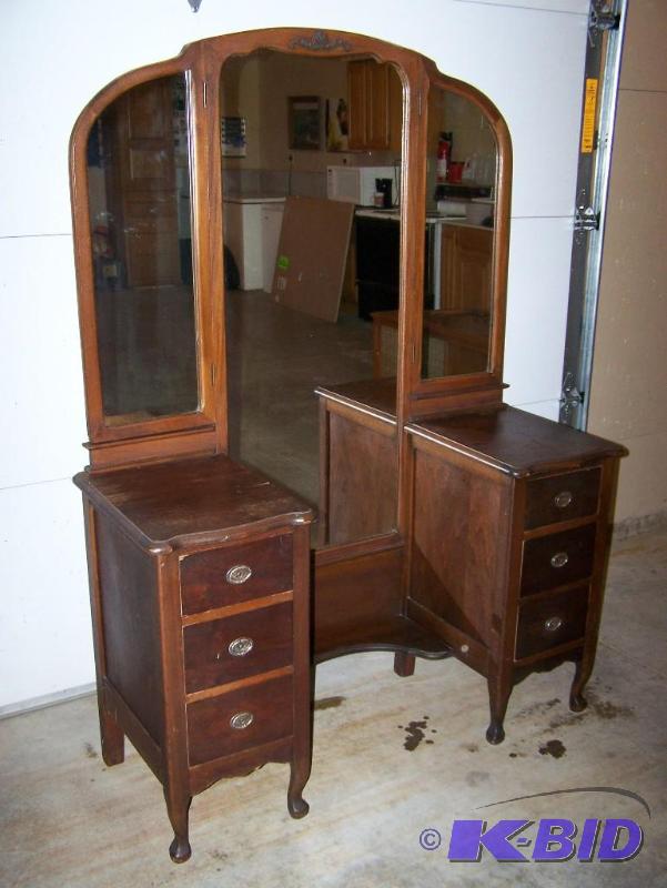 lot 6 image: Antique changing dresser