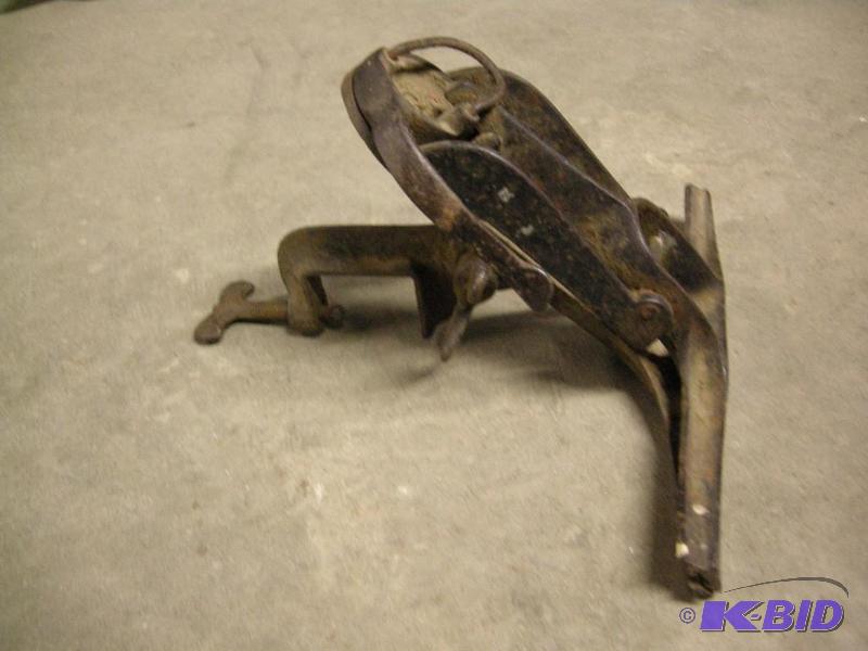 lot 91 image: Antique bench mount pressure vise