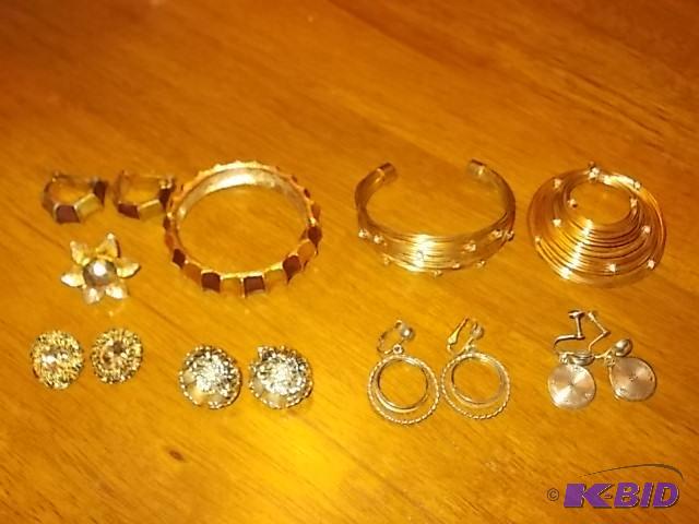 Lot Of Assorted Goldtone Jewelry Bangle Brac...