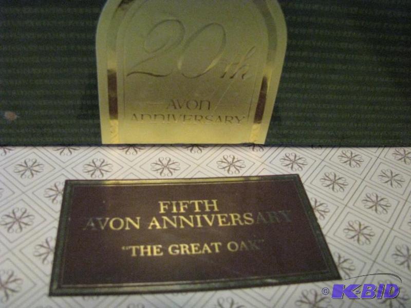 lot 154 image: Vintage Avon anniversary collector plates (2)...