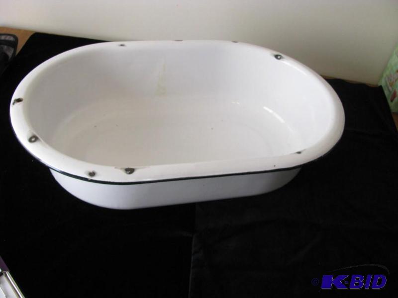 lot 52 image: Vintage white enamel tubbasin, 18" x 27...
