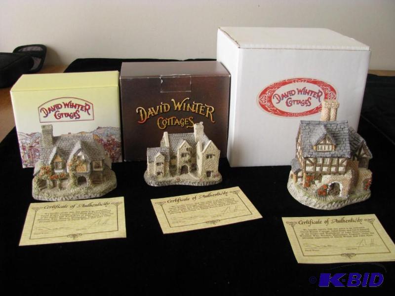 lot 62 image: David Winter collectable cottage figurines, B...