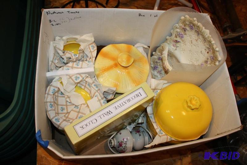 lot 107 image: Box of Collectible Ceramics Including Mushro...