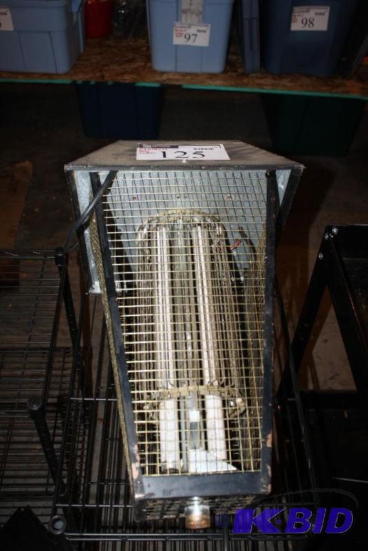 lot 125 image: Electric Bug Zapper 2 bulbs Metal Housing W...