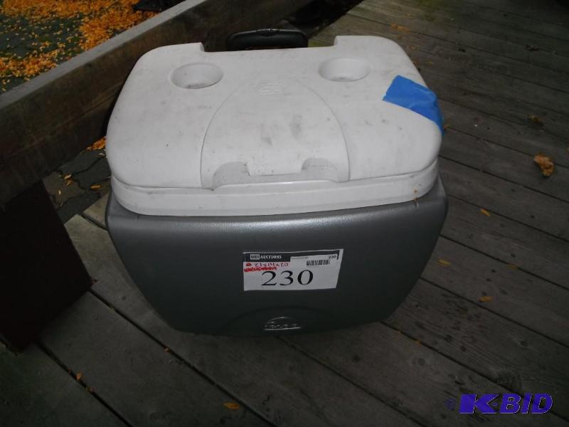 lot 230 image: Igloo Cooler on wheels wpull along handle g...