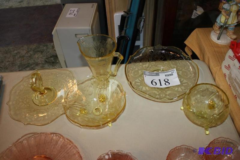 lot 618 image: Lot of (5) Vintage Yellow Depression Glass Pi...