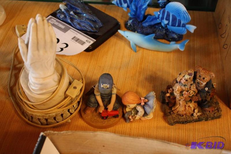 lot 624 image: Lot of (4) Figurines Including Praying Hands...