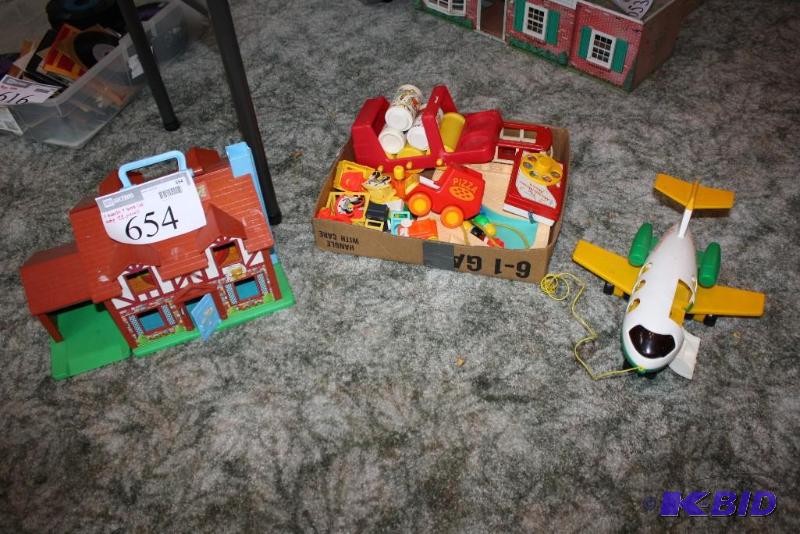 lot 654 image: Lot of Toys Plastic Toy House wHinge Plast...