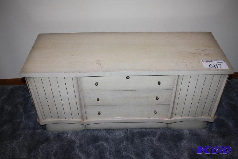 lot 687 image: Lane Brand Large Chest wDrawers 3 felted dr...