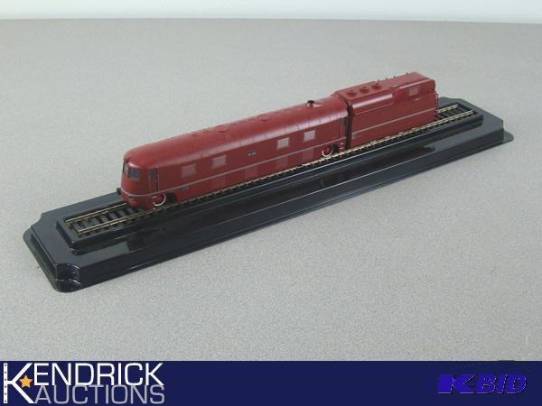 lot 10 image: Brass Lilliput Streamlined Express HO Scale Locomotive, and Tender