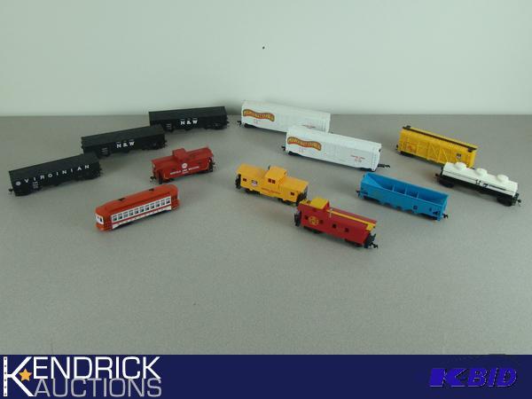 lot 21 image: Lot of 12 Bachmann, and Atlas HO Scale Train Cars