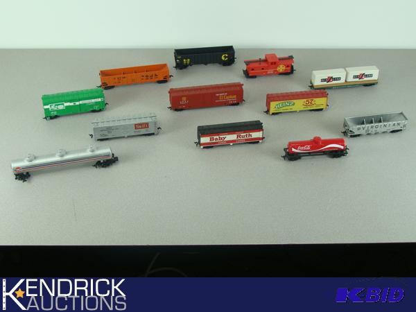 lot 22 image: Lot of 12 HO Scale Tyco Train Cars