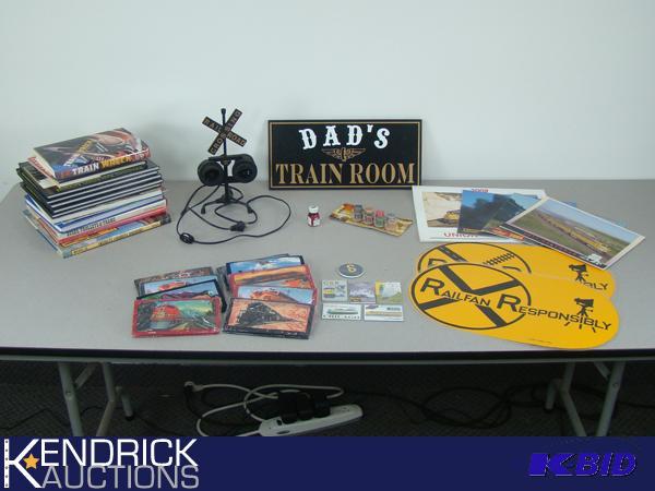 lot 32 image: Lot of Novelty Railroad Items