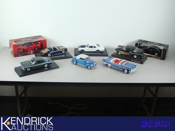 lot 34 image: Lot of 8 - 118 Scale Die Cast Cars