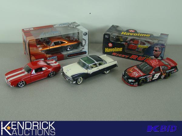lot 35 image: Lot of 5 - 124 Scale Die Cast Cars