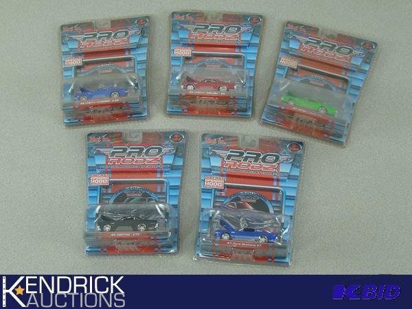 lot 36 image: Lot of 5 - 164 Scale Carded Maisto Pro Rods Die Cast Cars