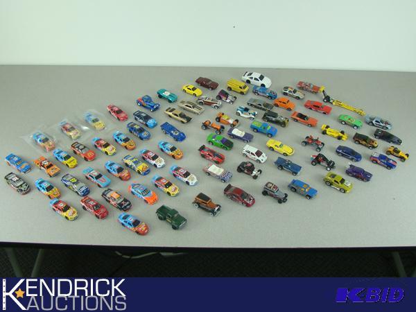 lot 46 image: Lot of 50 Loose 164 Scale Die Cast Cars