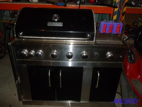 Masterforge 5 burner stainless and black gril...