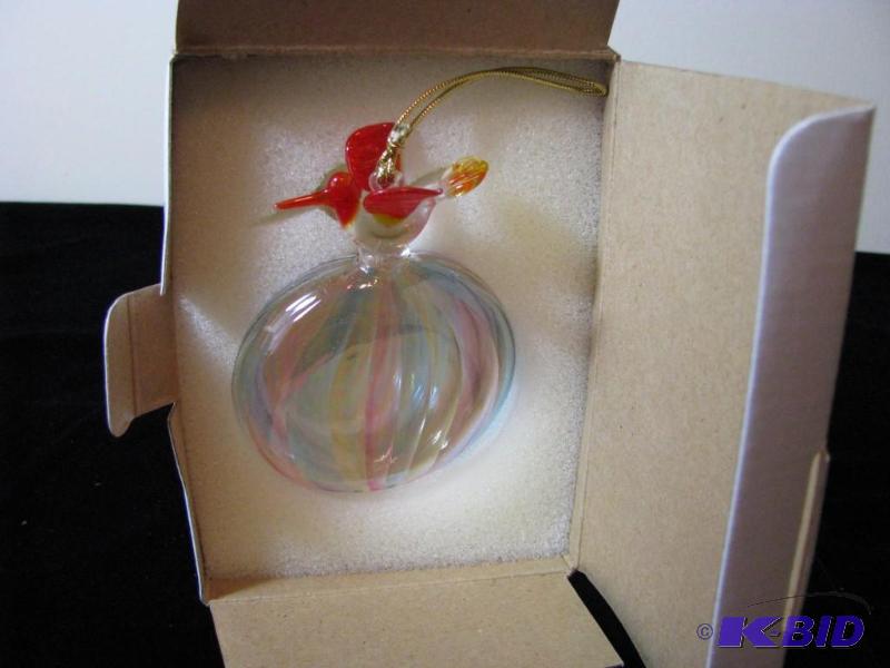 lot 14 image: Vintage Avon Collectable Glass Sun catcher, N...