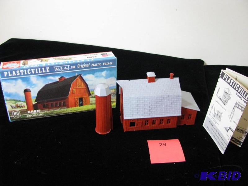 lot 29 image: Vintage toy, Plasticville USA barn, assembled...