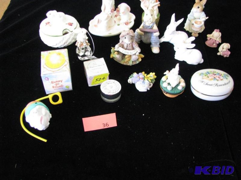 lot 36 image: Collection of Avon collectables, porcelain it...