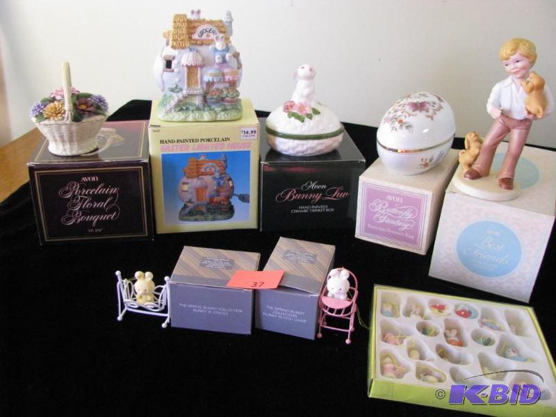 lot 37 image: Vintage Avon & more collectables, porcela...