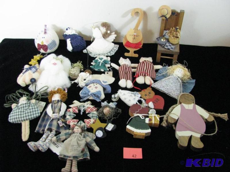 lot 42 image: Large lot of decorative & holiday items, ...