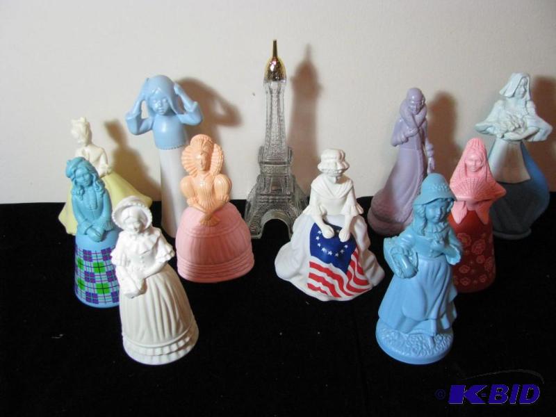 lot 66 image: Vintage Avon cologne bottles, most are full. ...
