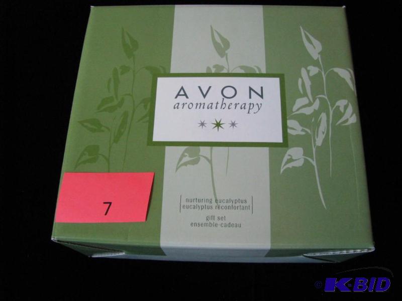 lot 7 image: Avon aromatherapy gift set, NIB...