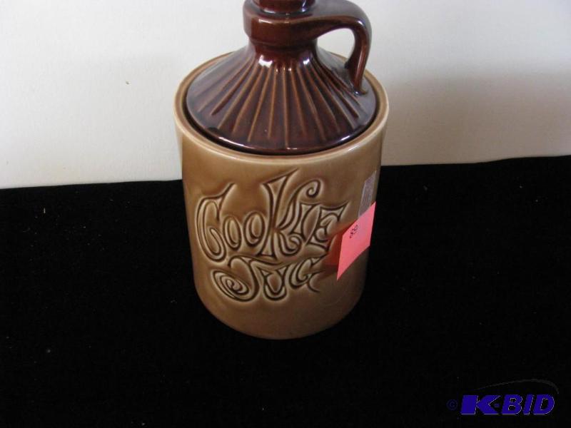lot 89 image: Vintage ceramic cookie jar, no chips or crack...