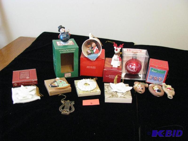 lot 9 image: Vintage Avon Collectable Ornaments, several N...