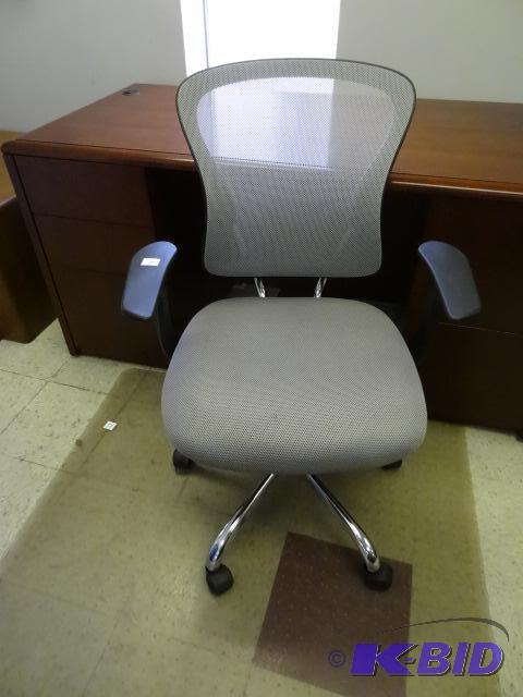 Very clean office chair on wheels....