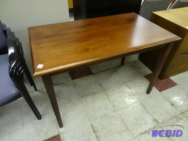 Wood table. 45 x 26 x 30...