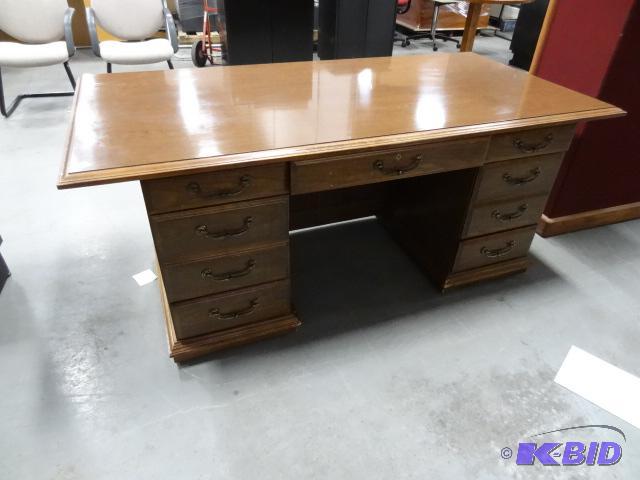 Executive office desk. 6 drawers and pencil d...