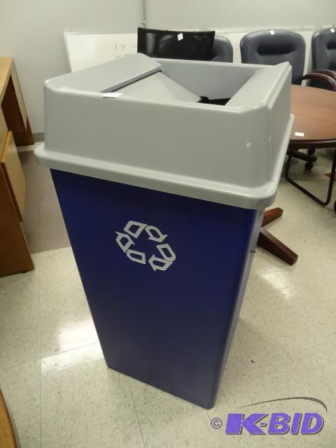 Large recycling bin. Missing one top flipper...