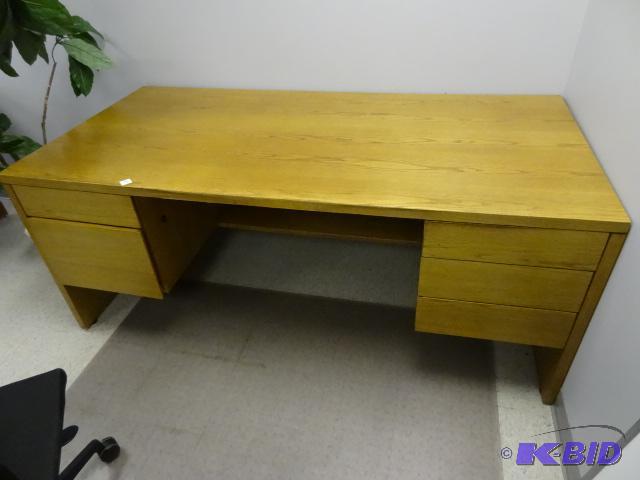 Wood office desk. 5 drawer. 72 x 35 x 29...