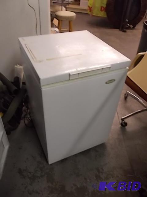 Small Chest Freezer (works) 24x24x35...