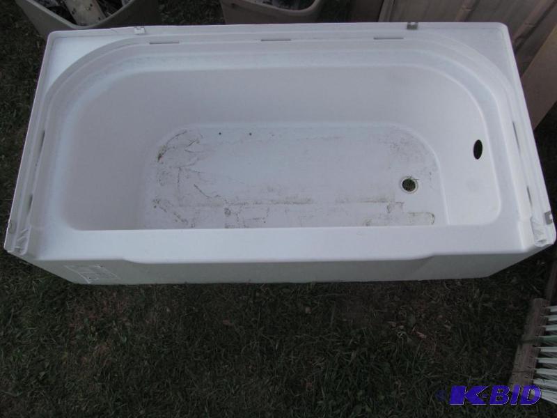 Sterling by Kohler Bath Tub - RIGHT DRAIN - DAMAGED