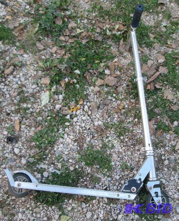 lot 112 image: Razor Scooter...