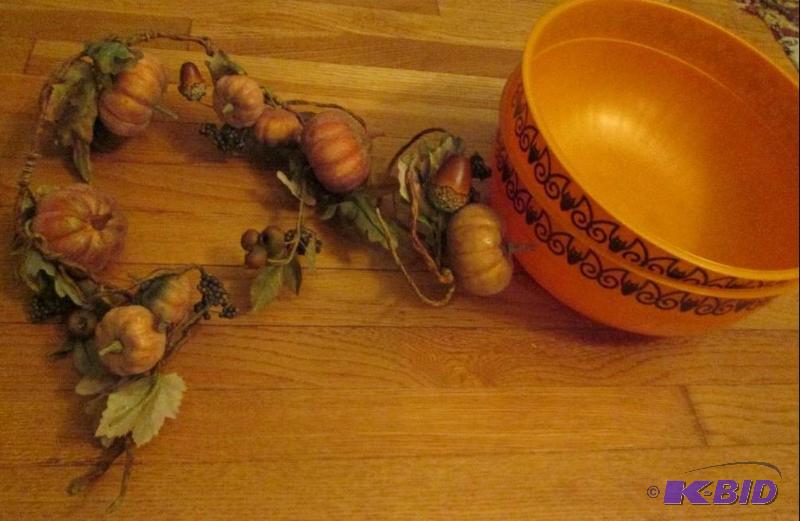 lot 170 image: one pumpkin fall strand and 2 pumpkin bowls...