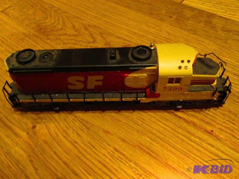 lot 204 image: Model Train SF 7399...