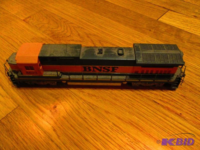 lot 206 image: Model Train BNSF 8623...